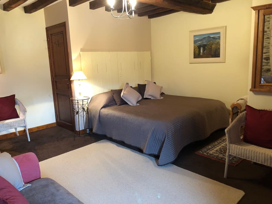 CERISE ROOM EN-SUITE WITH TWO SINGLE BEDS AND SOFERBED