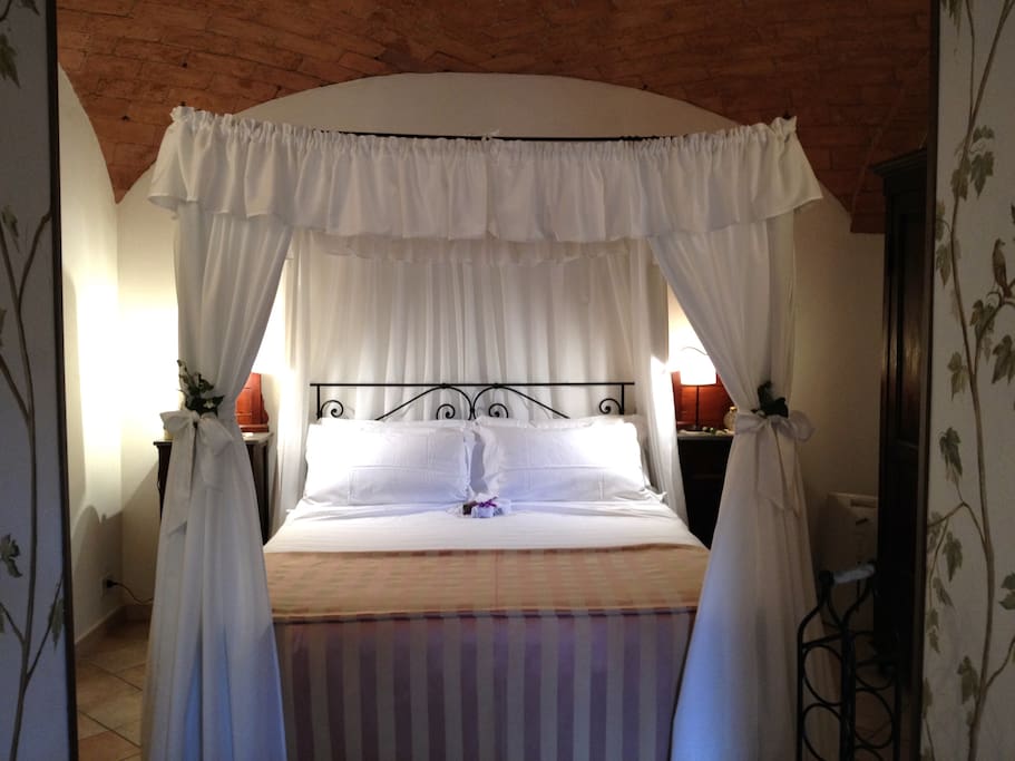The beautiful four-poster bed of Il Nido