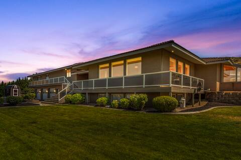 Wenatchee Mansion. 6500 sqft, pool, hot tub, 7BR!