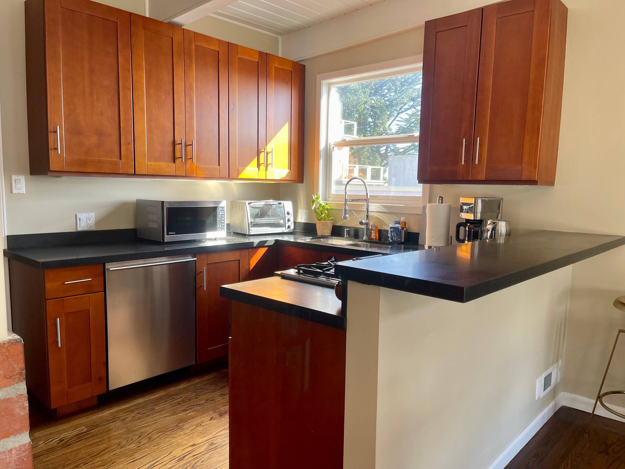 Home in San Francisco · ★4.96 · 2 bedrooms · 2 beds · 1 bath - Image 11