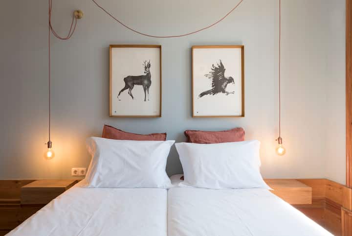 Druhá spálňa s oddelenými lôžkami. Na požiadanie ich môžeme oddeliť alebo dať dokopy ako dvojitú posteľ. / Druhá spálňa s dvoma samostatnými lôžkami. Môžeme ich nechať oddelené alebo spoločne a vyrobené ako dvojposteľ (na základe predchádzajúcej žiadosti).