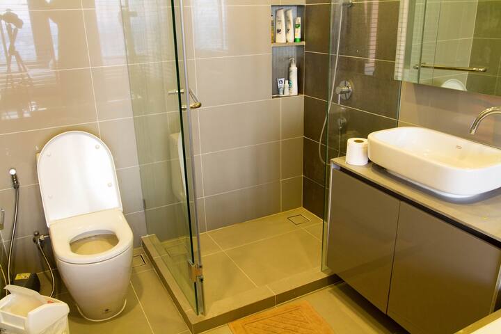 Luxury 2 Bedroom apartment close to everthing gallery image 4