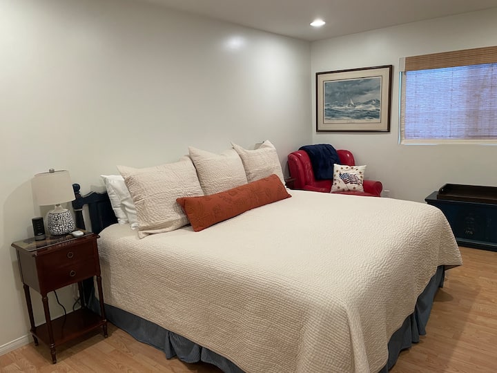 Dormitorio principal con baño privado completo.