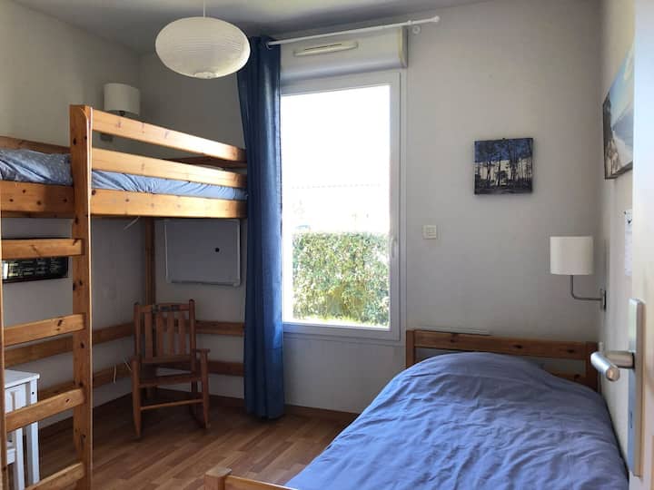 Საძინებელი 2 : 1 საწოლი 90/190, 1 ანტრესოლიანი საწოლი 90/190, 90/180 უჯრის საწოლის შესაძლებლობა.