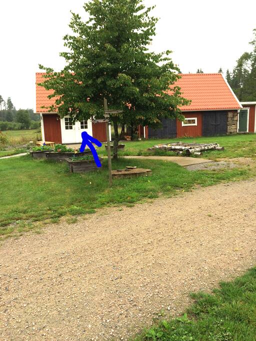 Pilen pekar på dörren till duschrum/toa/bastu. Nybyggt.