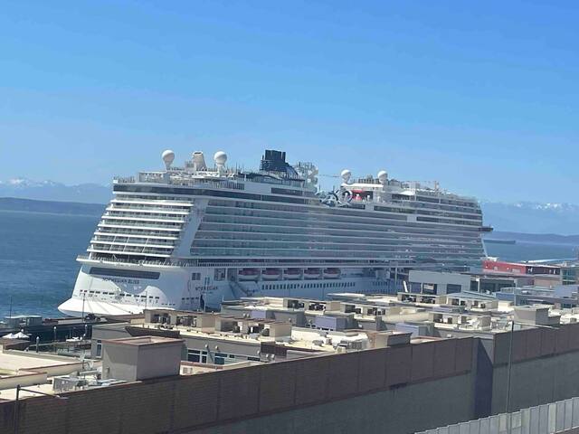 2BR VIEW! 98% Walk Score-FREE pkg-hot tub-pool gallery image 3