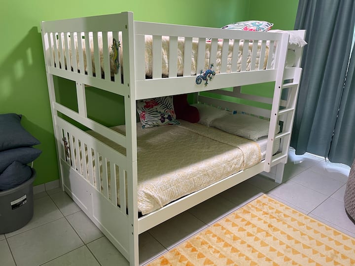 Hiki ndicho chumba ambacho tumeanza kuita The Jungle Room ©️®️™️. Inaelekea kumleta mtoto wa ndani katika watu wanaoingia, na mfumo wa asili wa mchezo wa video wa NES daima huwashawishi kupitisha muda.