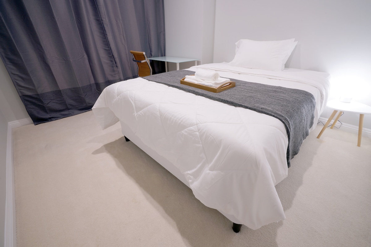 غرفة النوم 2 | سرير بحجم كوين | خزانة مدمجة | فراش مميز ، لحاف وستائر معتِّمة