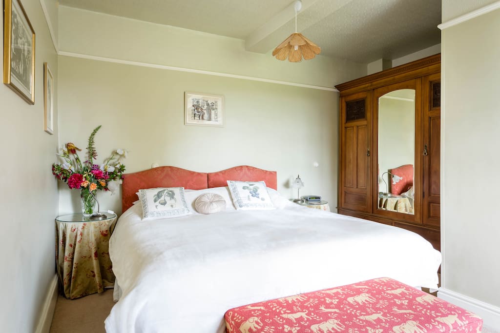 Cotswold B&B -
Steeple Room
is a comfortable and quality super kingsize room