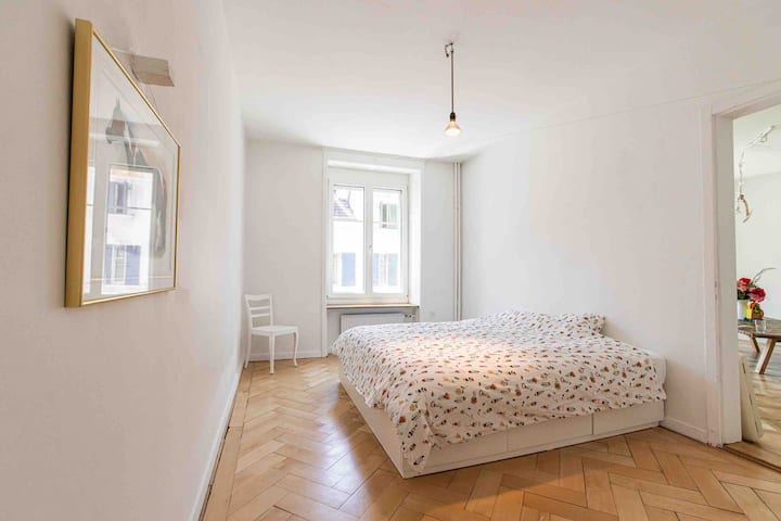 Withe卧室2/3。大型加大双人床，带独立门。所有窗户都有百叶窗。窗户隔离良好的双层玻璃。纯木地板。椅子和漂亮的小艺术品。
