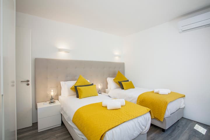 dormitorio en planta baja con 2 camas de una plaza o una cama tamaño súper king