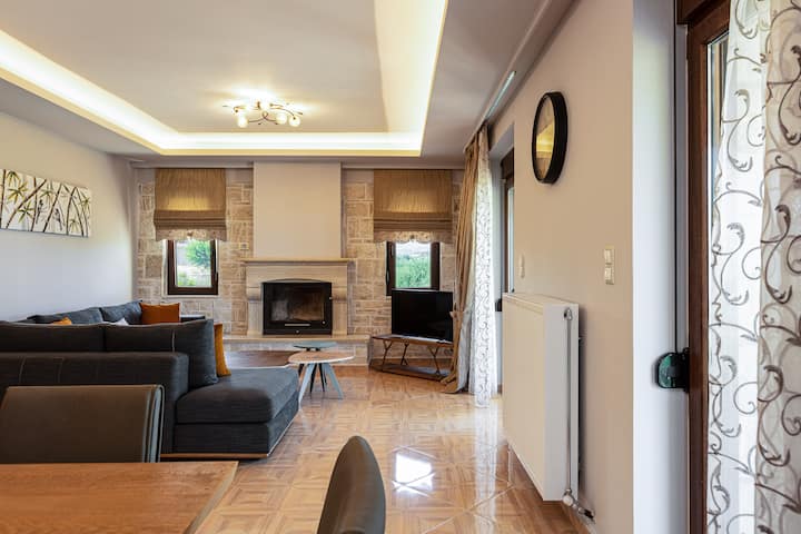Stone Built Villa  Offering A Peaceful Setting. - Griechenland