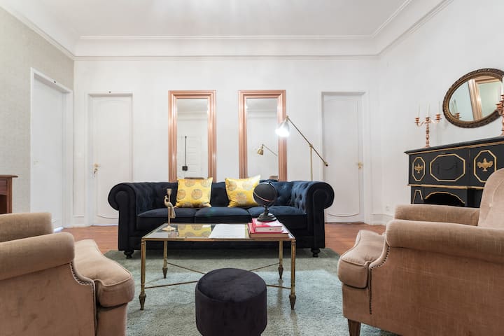 AMAZING 6 Rooms Apartment in heart of Metropolis