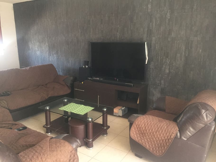Sala común, puede utilizar la tv o el sistema de audio sin ningún inconveniente.