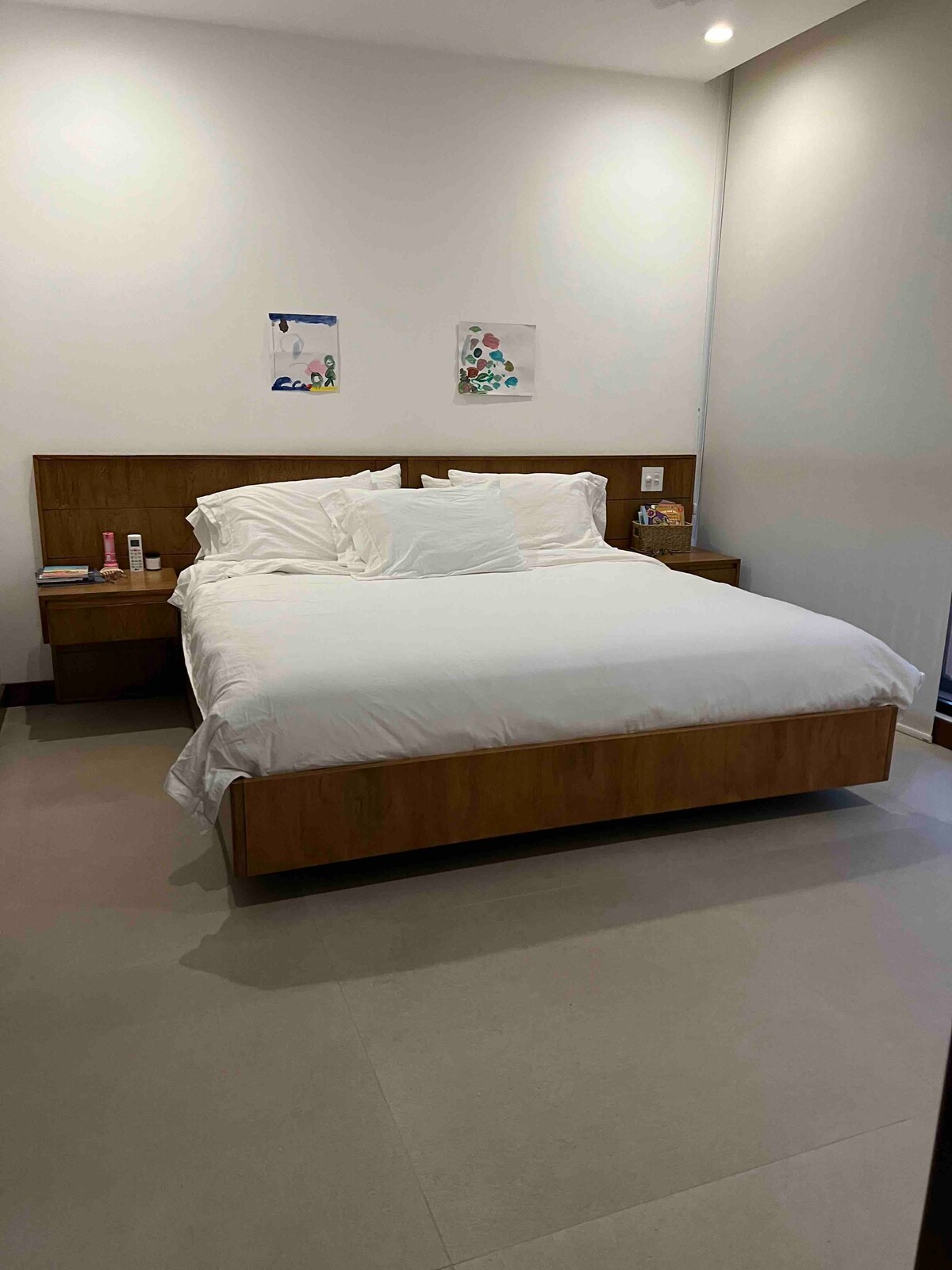 Მეორადი საძინებელი ღია სააბაზანოთი 