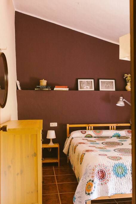 Amplia habitación con cama de 135 cm.