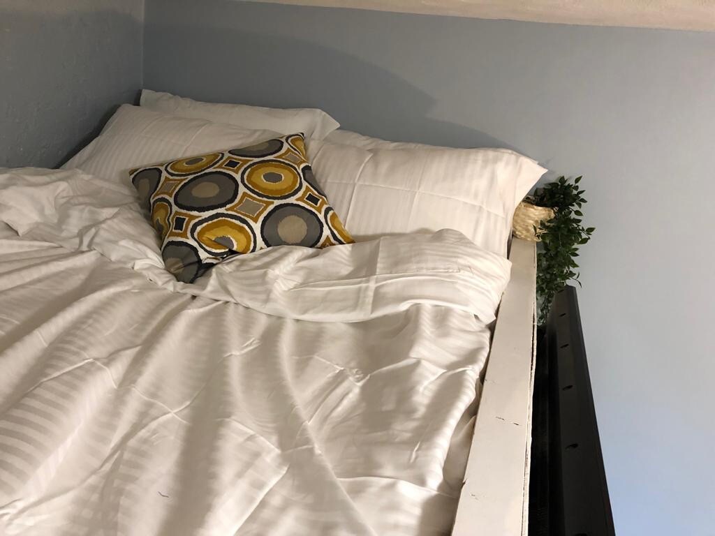 舒适的标准双人床