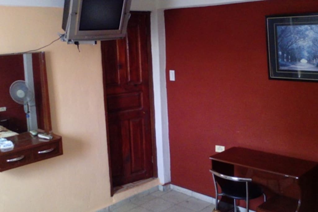 Habitacion con TV y buro de estudio