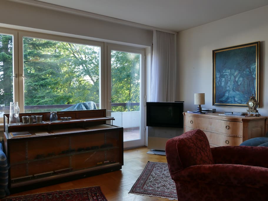 Wohnzimmer mit großer Fensterfront nach Süden