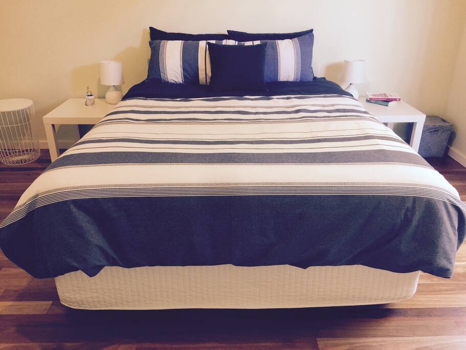 Queen room