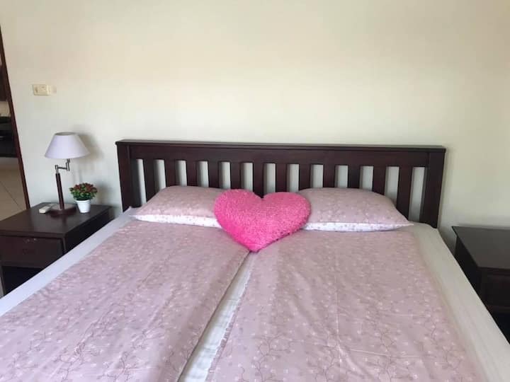 ห้องนอนพร้อมเตียงขนาด 1.80 ซม.