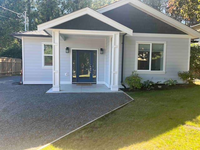 Cadboro Bay Coastal Cottage- Steps to UVIC