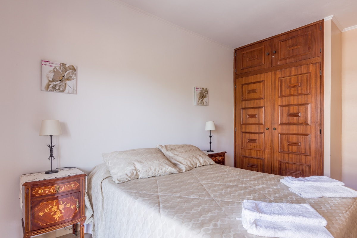 Glavna spavaća soba s bračnim krevetom. U spavaćoj sobi nalazi se i komoda i veliki ormar za pohranu.