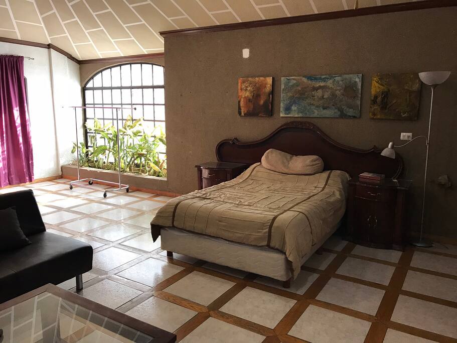 Cama, ventana con jardinera.