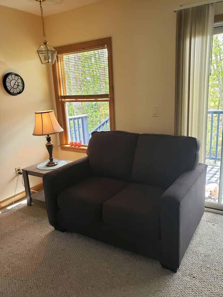 客厅有双人拉出式单人床。有一个匹配的1.8米宽双人床。