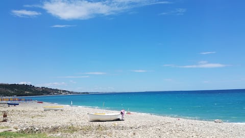 Apartment a stone's throw from the sea