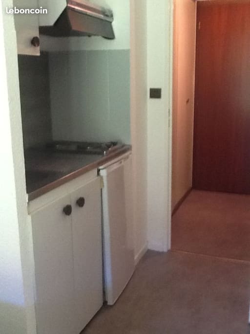 Entrée avec aperçu du placard et de la kitchenette.