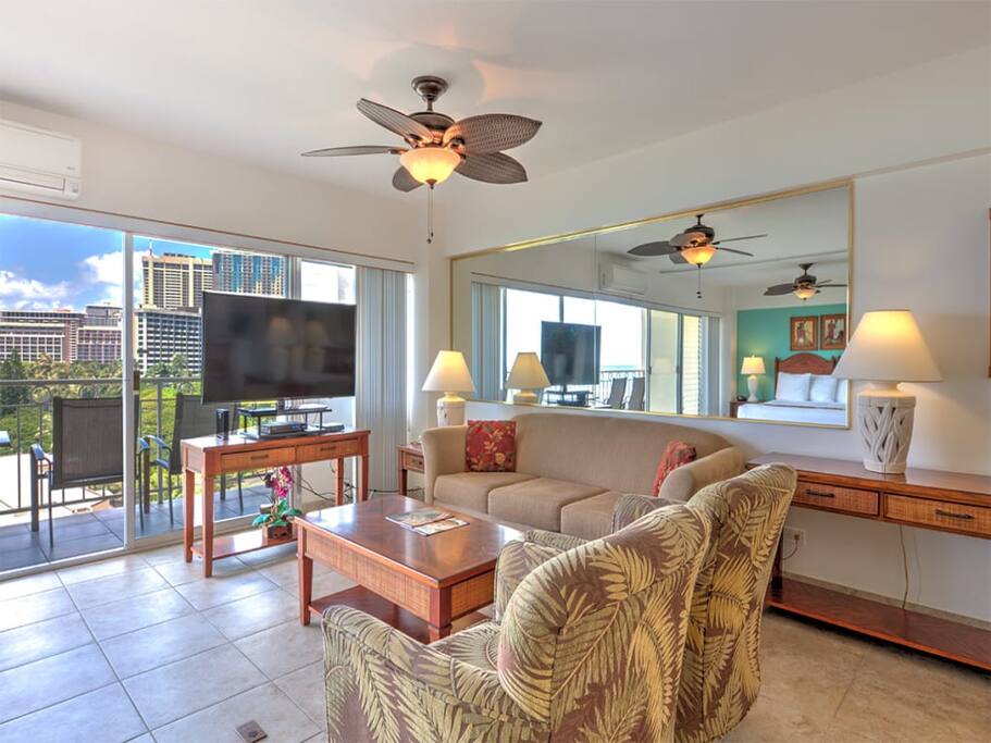 waikiki-shore-1ov-812-king-living-01.jpg