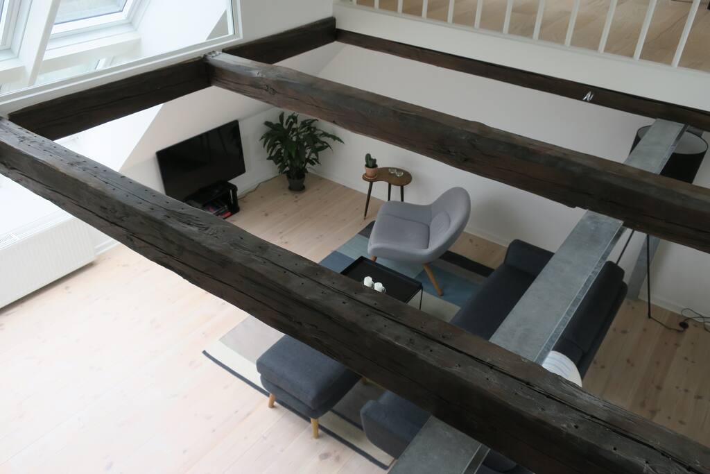 Livingroom with balcony and view of the park and the city