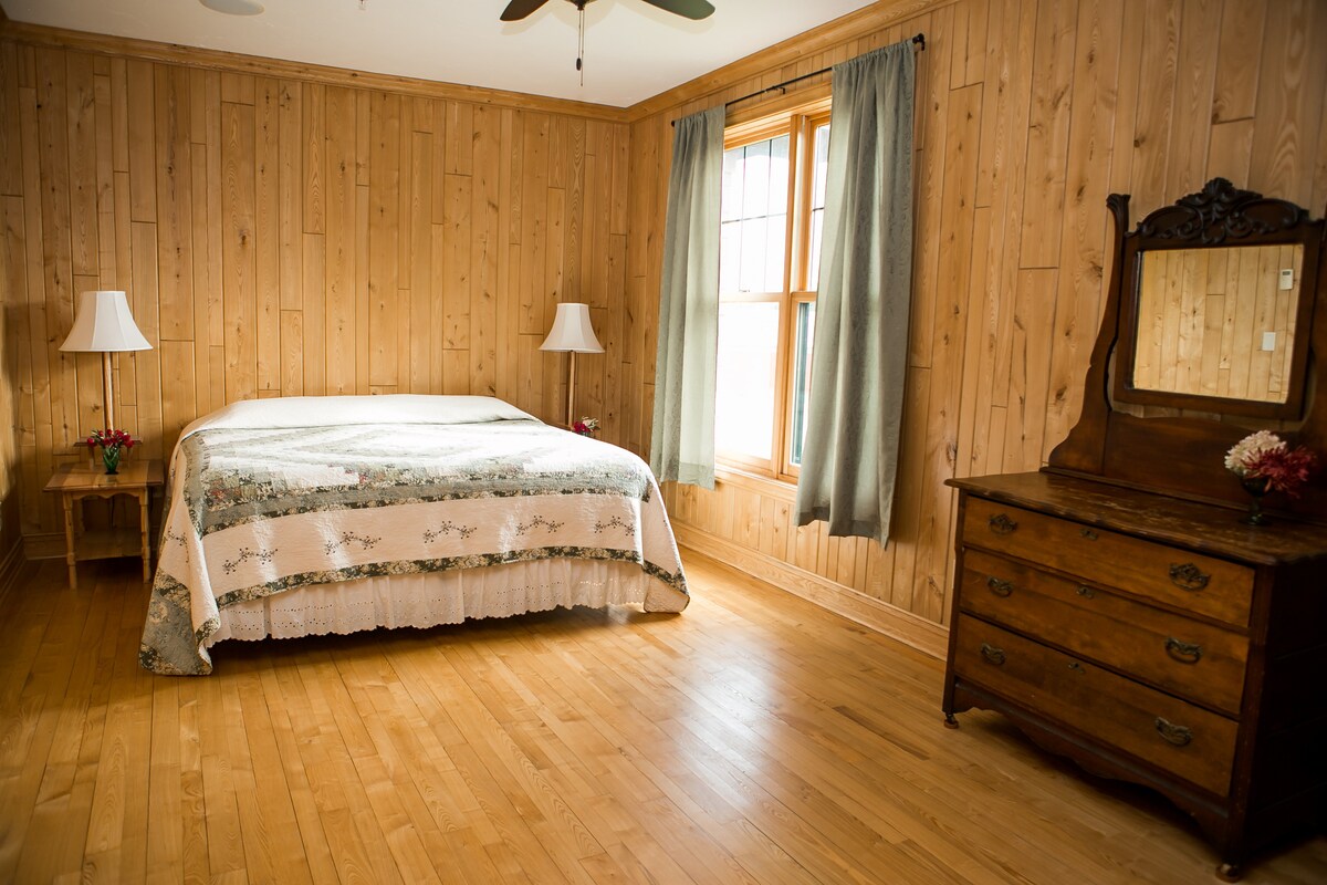 As you enter the STEVEN'S bedroom...