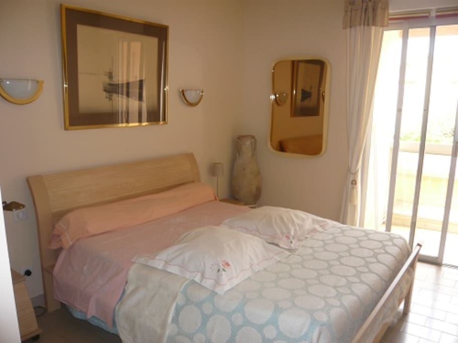 chambre 1 avec lit 140 cm avec petit balcon les draps sont fournis et les lits seront faits pour votre arrivée