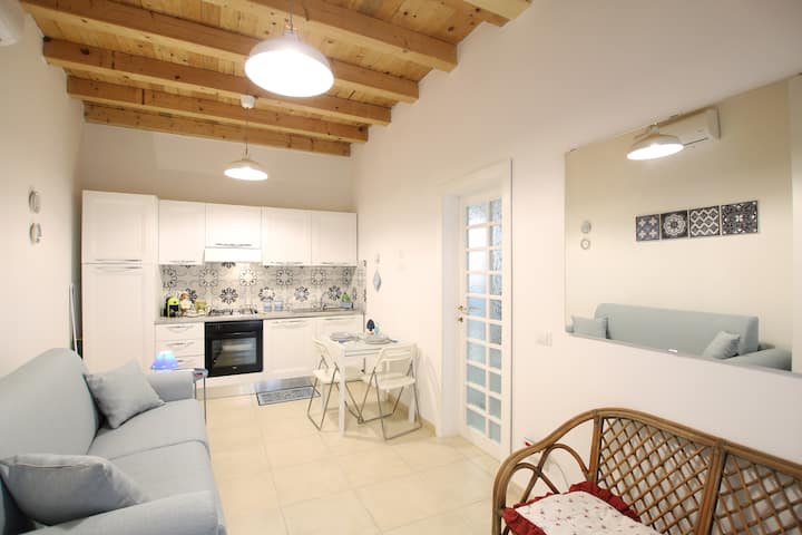 Tumebadilisha sofa ya fito na kitambaa cha kujipambia chenye starehe na cha chini ili kuweka zawadi au fulana unazopenda kwa mpangilio.