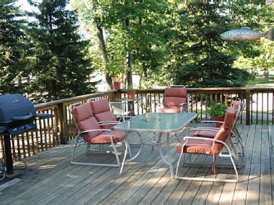 Upper deck with propane grill