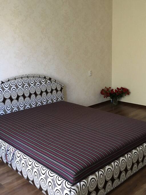 Новая кровать и матрас.
New bed and mattress.