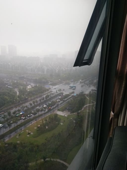 下过雨的天,从窗外望去,飘飘渺渺,让人置于云端的感觉。怎一个美字了得!