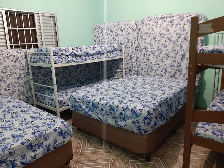 Tuna feni ya dari katika chumba cha kulala.  Katika chumba hiki tuna vitanda 2 vya watu wawili na vitanda 2 vya ghorofa (hulala watu 8 katika vitanda)  
Kumbuka: Tuna magodoro 4 ya ziada ambayo yanaweza kuwekwa kwenye sakafu ya sebule. 

