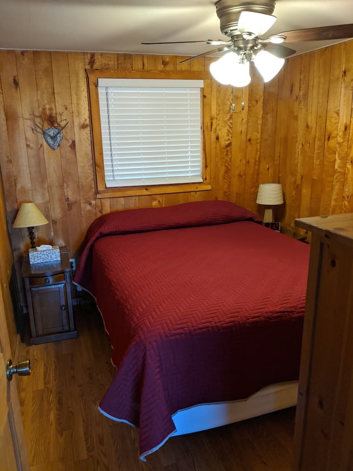 Средна спална соба со брачен кревет (широк 150-179 см