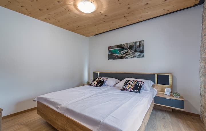 Apartament 4 - Kati 1 - Dhoma e gjumit 1 - Krevat dopio i rehatshëm.