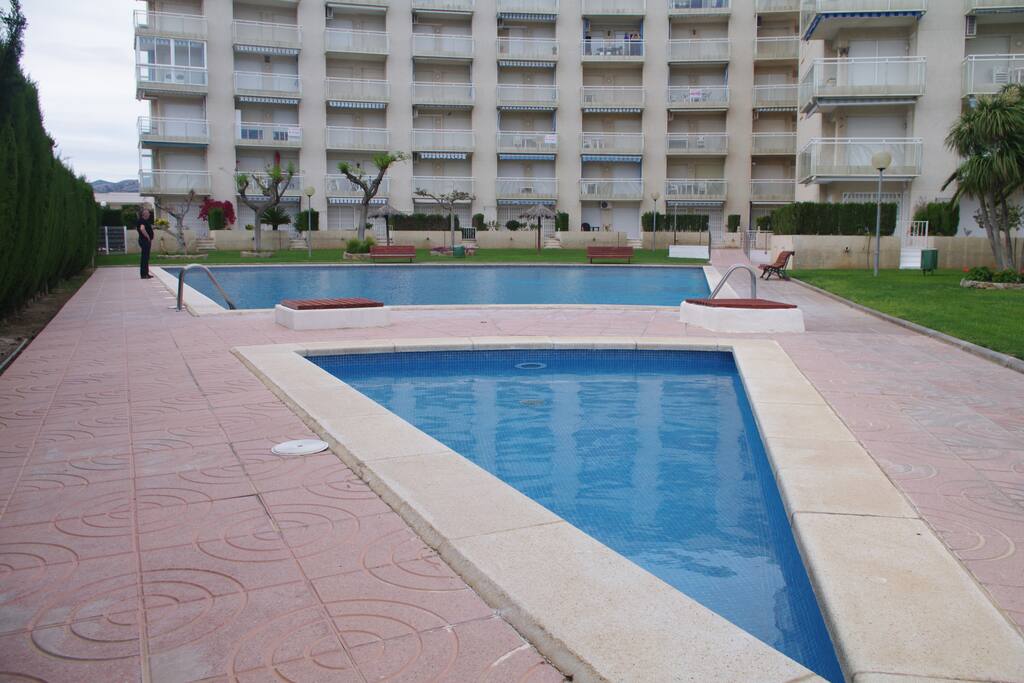 grande piscine et son bassin pour enfants de - de 10 ans
