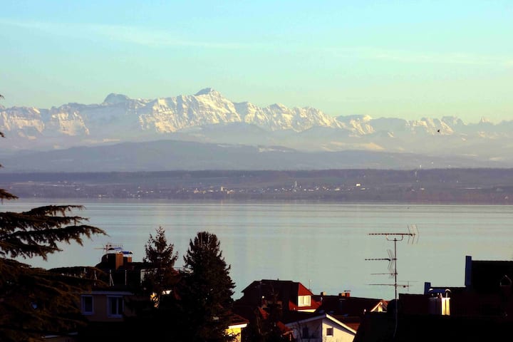 Enjoy the magnificent lake and Alpine views