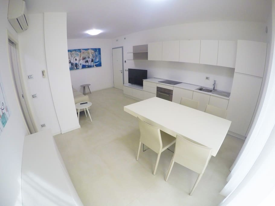 soggiorno-cucina con divano