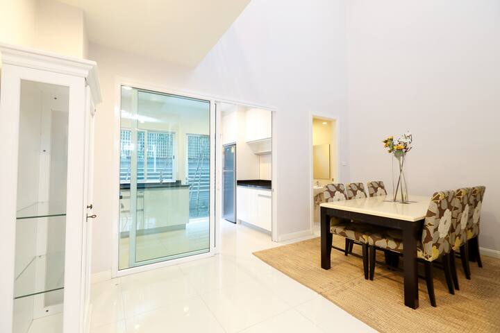 3BR (200sqm.) + guest pool and close to BTS/MRT! gallery image 5