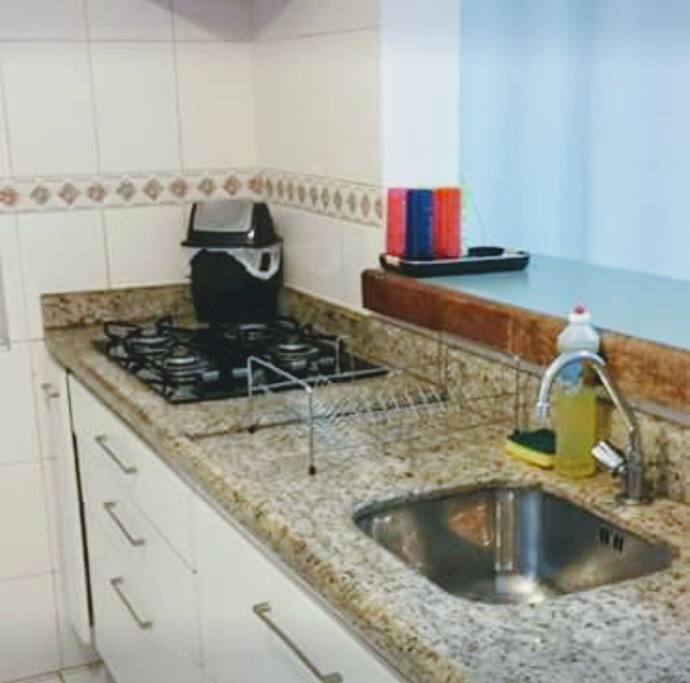 Cozinha com eletrodomésticos e utensílios domésticos.