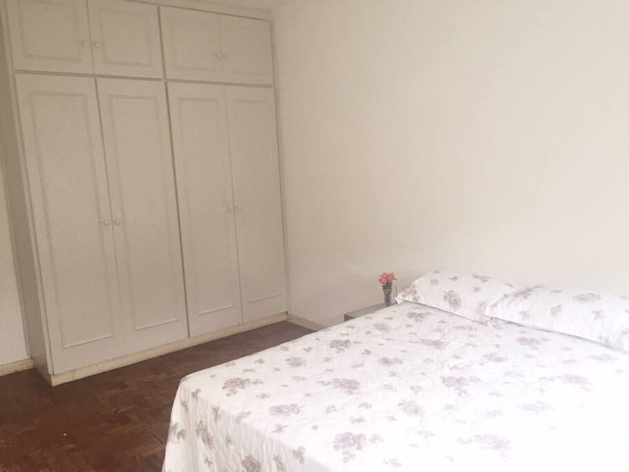 Quarto amplo e espaçoso