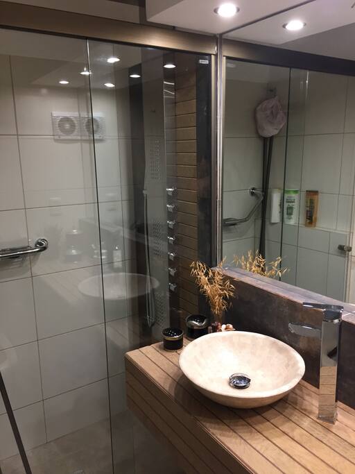 Baño en suite con ducha escocesa
