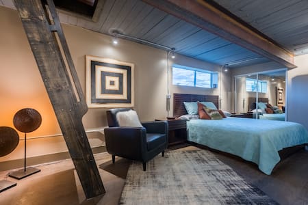 #2 Art Filled Urban Warehouse Loft in Deep Ellum